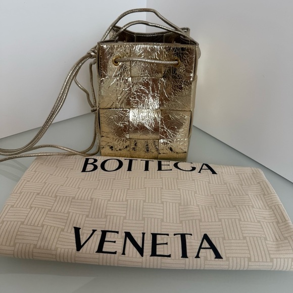 Bottega Veneta Cassette Interciato Gold Leather Woven Bucket Bag - Picture 8 of 9